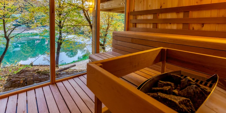 Společná panoramatická sauna je vám k dispozici od 10 do 18 hodin. Vířivku budete mít přímo na terase domku.