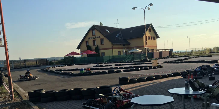Zážitek plný rychlosti a vůně benzínu: 10 minut jízdy v motokáře