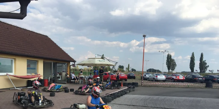 Zážitek plný rychlosti a vůně benzínu: 10 minut jízdy v motokáře