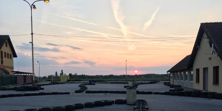 Zážitek plný rychlosti a vůně benzínu: 10 minut jízdy v motokáře