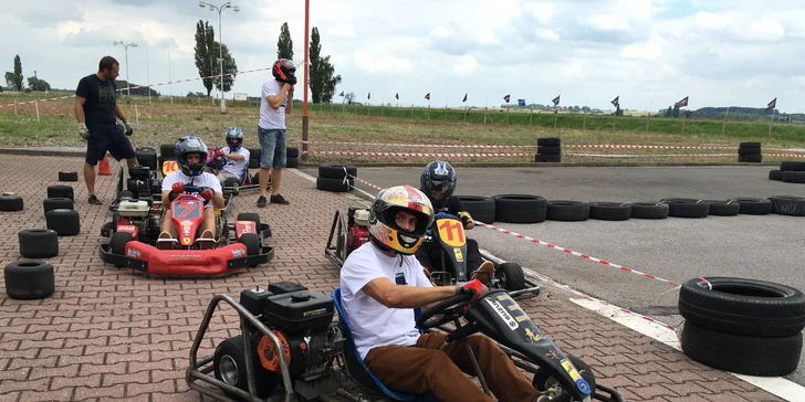 Zážitek plný rychlosti a vůně benzínu: 10 minut jízdy v motokáře