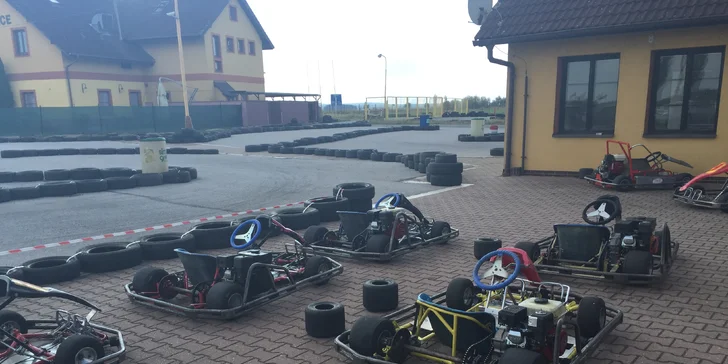 Zážitek plný rychlosti a vůně benzínu: 10 minut jízdy v motokáře