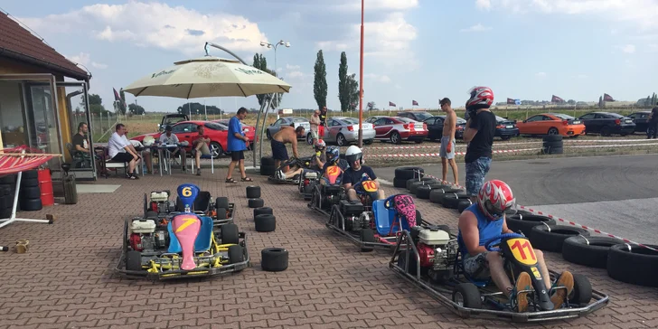Zážitek plný rychlosti a vůně benzínu: 10 minut jízdy v motokáře