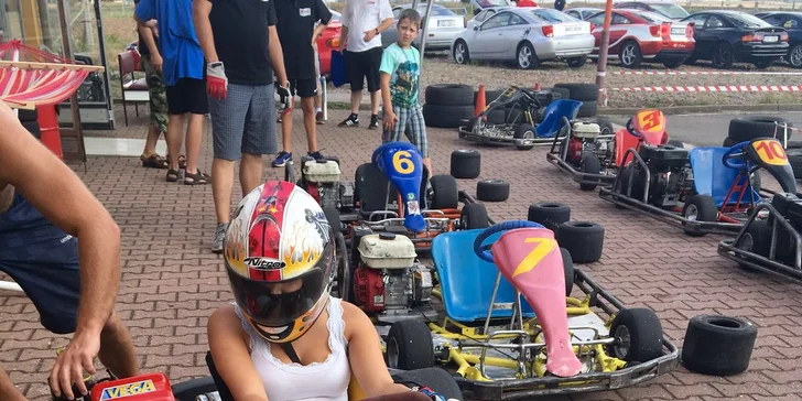 Zážitek plný rychlosti a vůně benzínu: 10 minut jízdy v motokáře