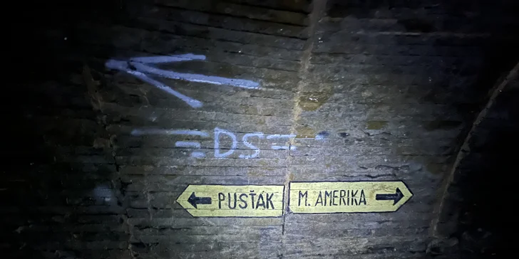 S přilbami na hlavách a rozsvícenými svítilnami proniknete do podzemních chodeb.