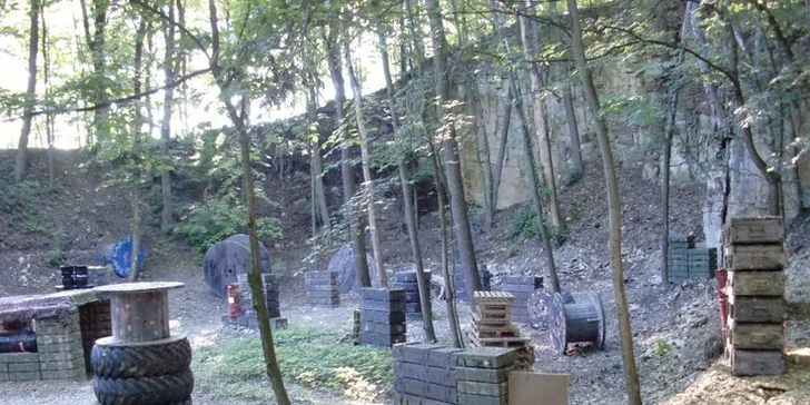 Neomezená hra paintballu včetně kuliček a vybavení v Aiglově lomu