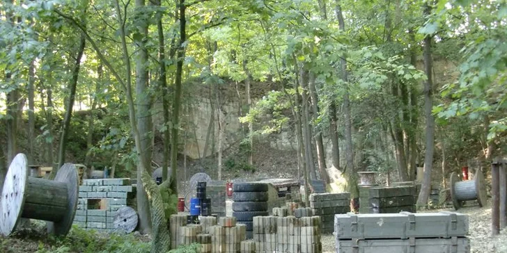 Neomezená hra paintballu včetně kuliček a vybavení v Aiglově lomu