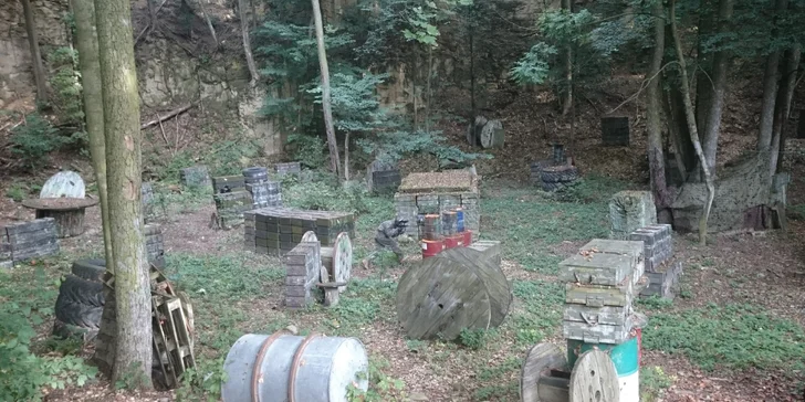 Neomezená hra paintballu včetně kuliček a vybavení v Aiglově lomu