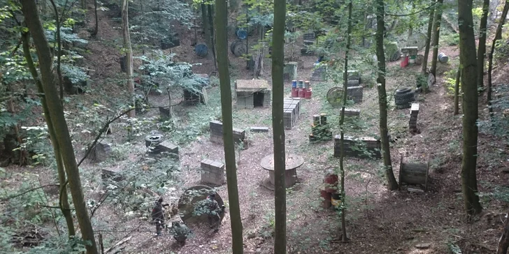 Neomezená hra paintballu včetně kuliček a vybavení v Aiglově lomu
