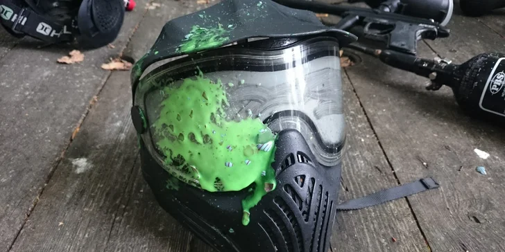Neomezená hra paintballu včetně kuliček a vybavení v Aiglově lomu