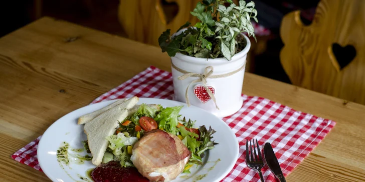 Hostina pro 2 různě mlsné jazýčky: Pečená vepřová žebra a grilovaný hermelín