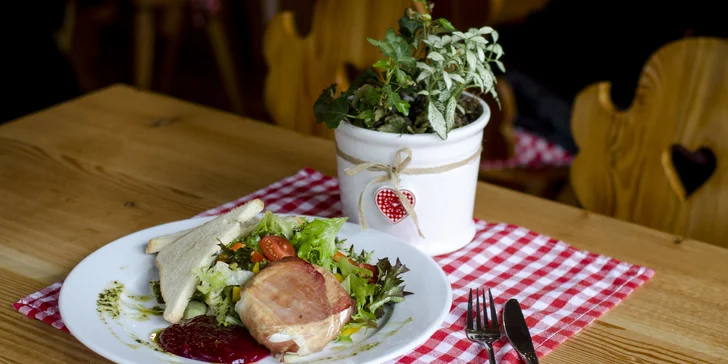 Hostina pro 2 různě mlsné jazýčky: Pečená vepřová žebra a grilovaný hermelín