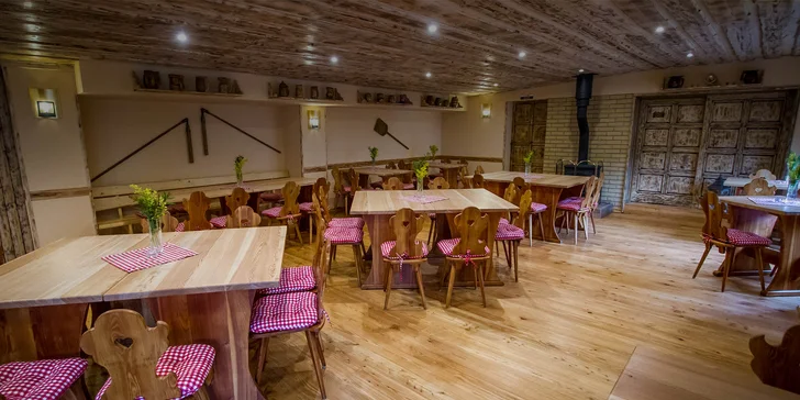 Hostina pro dva mlsné jazýčky: kilo pečených vepřových žeber s přílohou