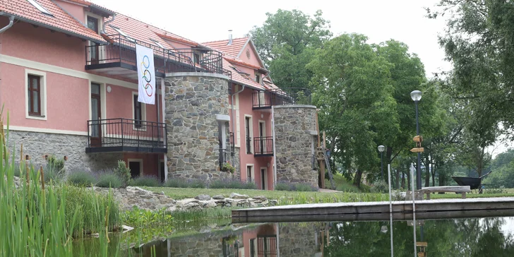 Přímo v areálu tábora dětem půjčí jezdeckou helmu, bezpečnostní vestu i jezdecké rukavice. 