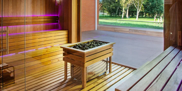 Čekají vás klimatizované pokoje, polopenze, wellness a saunový svět s mnoha atrakcemi, kam budete mít neomezený vstup.