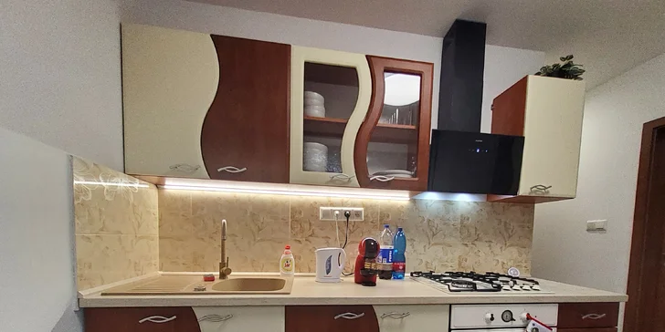 Súčasťou apartmánu je plne vybavená kuchyňa so sporákom, chladničkou, rúrou a kuchynským riadom.