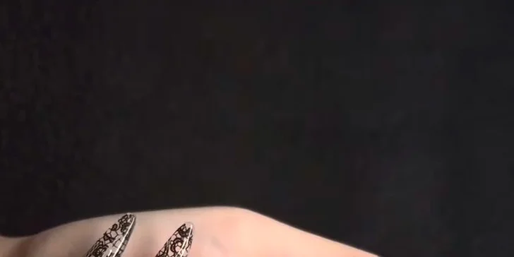 Na místě vás čeká intenzivní hloubková manikúra nebo precizní modeláž gelových nehtů.