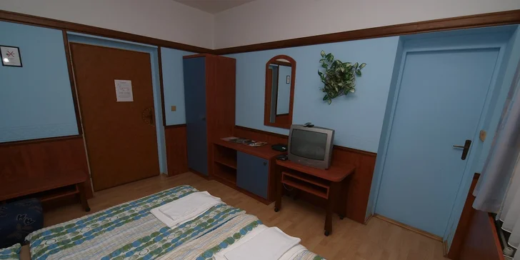 Ubytováni budete v útulně zařízených pokojích.