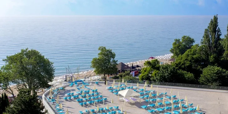 Krásná písčitá pláž stojí přímo před hotelem – lehátka a slunečníky jsou tu k dispozici zdarma.