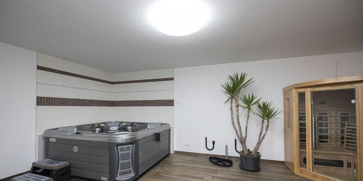 V rámci některých variant si užijete i hodinu ve wellness. Je tu vířivka a infrasauna. 