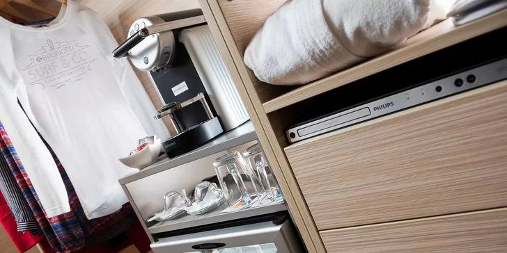 Izba Superior ponúka extra služby navyše, ako napr. Nespresso kávovar, minerálnu vodu a ovocie aj pohodlné papuče i župany (na fotke izba Superior pre 2 osoby).