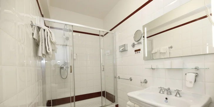 K základnému vybaveniu patrí kúpeľňa so sprchovacím kútom, WC a fénom.
