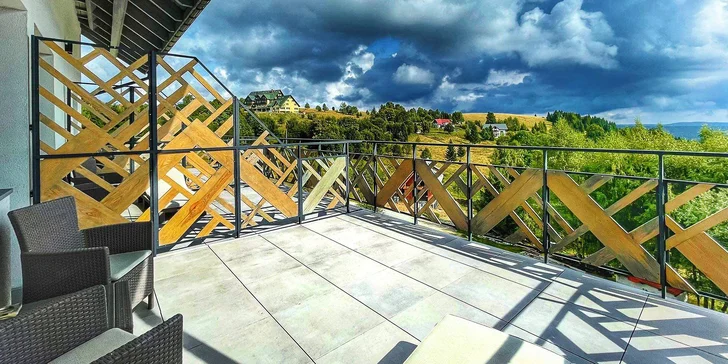 Každý pokoj má vlastní balkon.