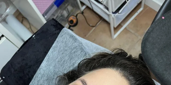 Výsledkem této procedury bude opticky silnější a výraznější obočí.