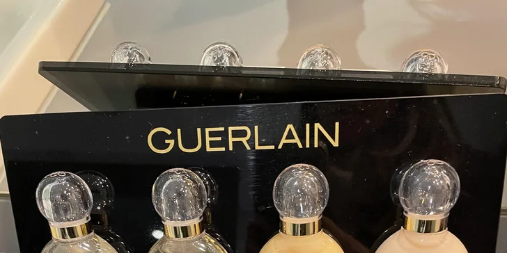 K dispozici jsou luxusní kosmetické produkty Guerlain. 