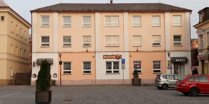 Ubytujete se přímo na náměstí v malebném městečku Krásná Lípa.