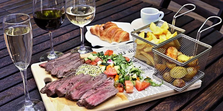 Steakové menu dva na terase: picanha, flank steak, přílohy, croissant, víno i káva