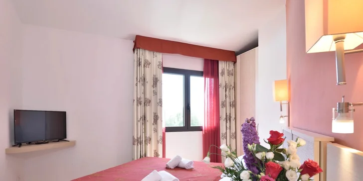 Po svém příletu a transferu na hotel se ubytujete ve dvoulůžkovém pokoji.

