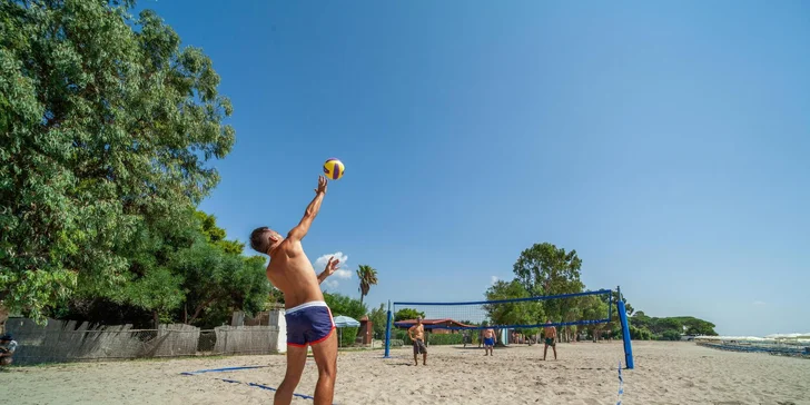 Můžete si zahrát plážový volejbal, basketbal i tenis. 