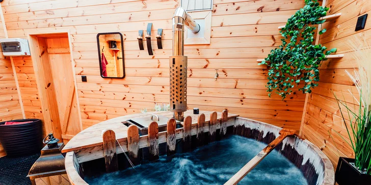 Čaká vás romantika s fľašou vína či wellness. Ak prídete autom, parkovanie máte zadarmo.