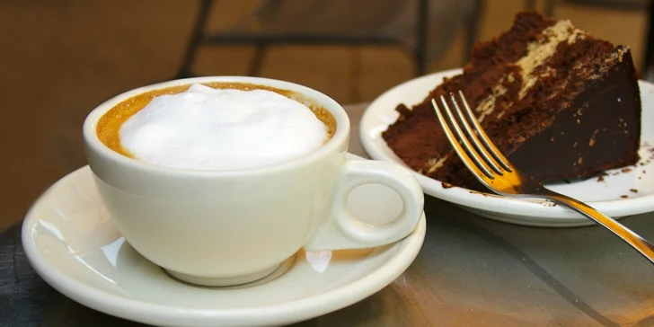 Dvě kávy nebo dva dorty a káva v Campus Cafe