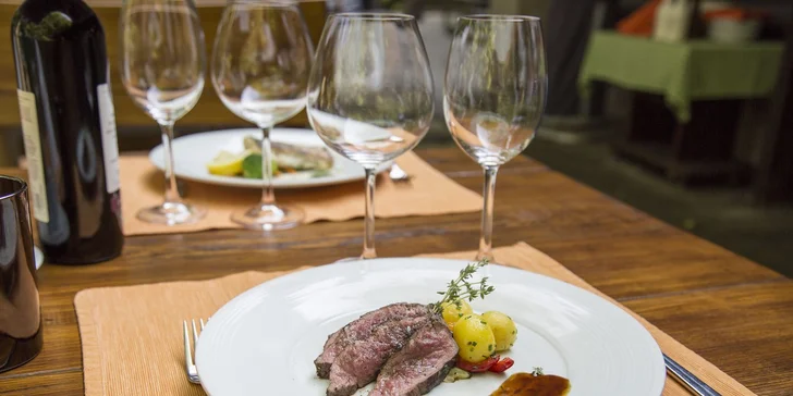 Pobyt se snídaněmi a menu pro 2 ve valašské kolibě s vyhlášenou restaurací