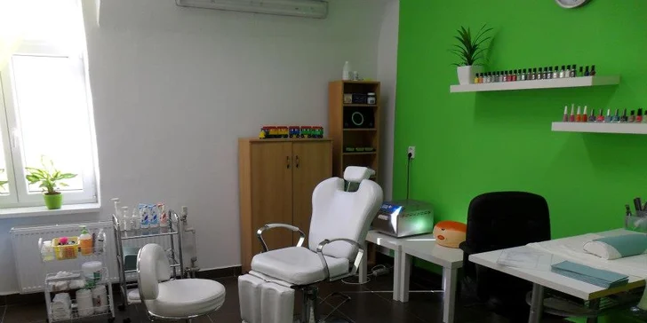 Manikúra s parafínem nebo aplikace gel laku na nohy