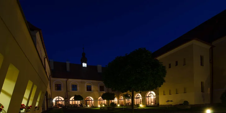 Silvestr na Zámku Čechtice s all inclusive, wellness a party s ohňostrojem