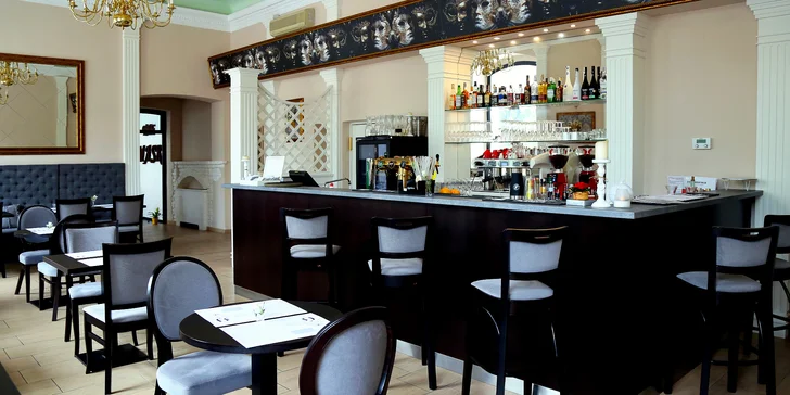 Restauraci s interiérem v elegantním balkánském stylu najdete na Karlově náměstí – jen pár metrů od zastávek MHD.