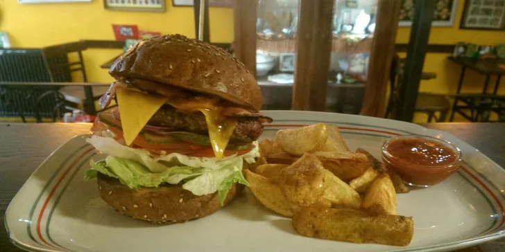 Pořádně napěchovaný Maxi Bacon burger s americkými bramborami