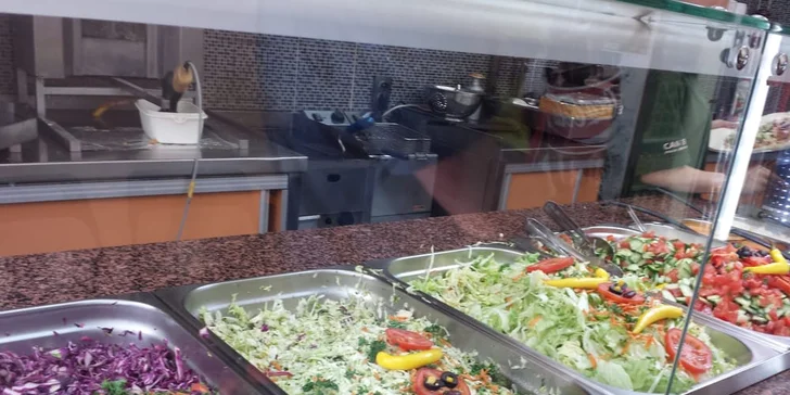 Znamenitý turecký kebab: Kuřecí, telecí nebo mix a k němu nealko nápoj