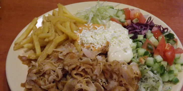 Znamenitý turecký kebab: Kuřecí, telecí nebo mix a k němu nealko nápoj