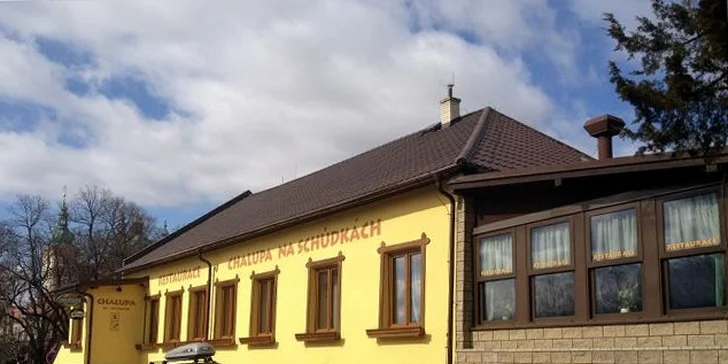 1 kg výborných smažených kuřecích křidélek s farmářskou omáčkou a chlebem
