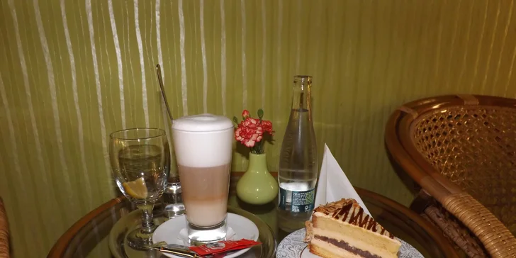 Sladká chvilka klidu: Libovolný dezert, káva a voda z Park Café