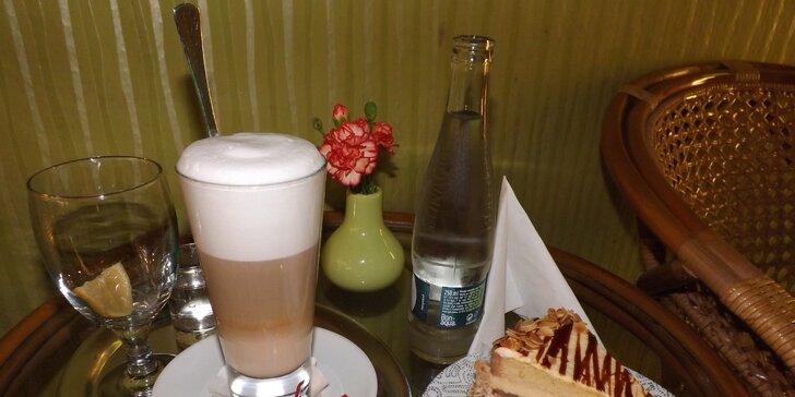 Sladká chvilka klidu: Libovolný dezert, káva a voda z Park Café