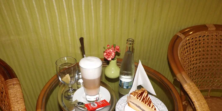 Sladká chvilka klidu: Libovolný dezert, káva a voda z Park Café