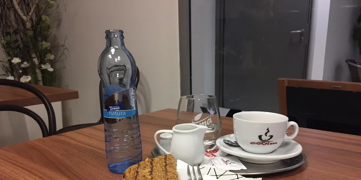 Příjemné posezení ve FOX caffé: Káva a medový dezert Marlenka
