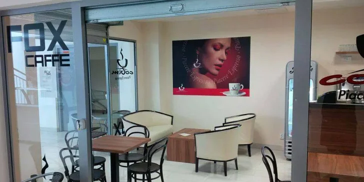 Příjemné posezení ve FOX caffé: Káva a medový dezert Marlenka