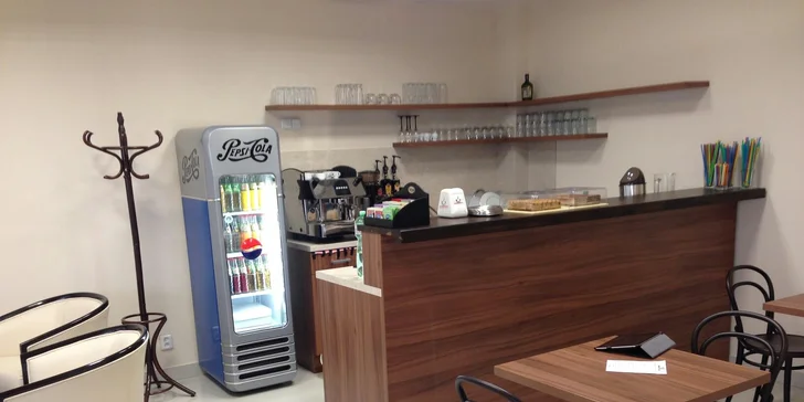 Příjemné posezení ve FOX caffé: Káva a medový dezert Marlenka