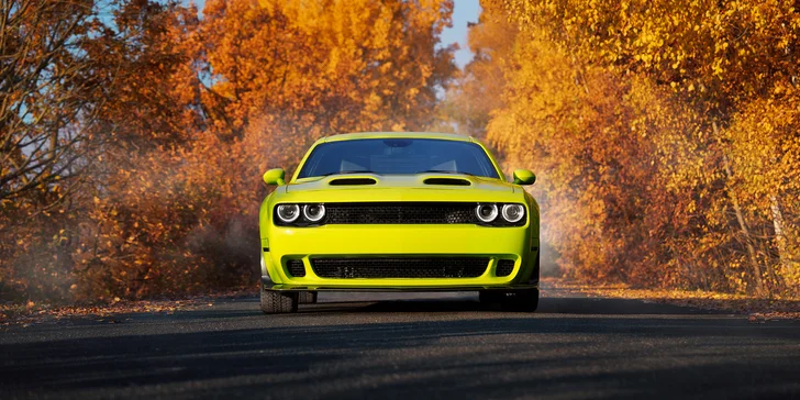 Pod kapotou tohoto ikonického Dodge Challengeru, který vám zapůjčí Raketové káry, se rozezní symfonie 400 koní.